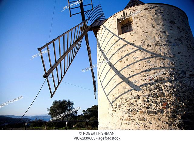 alte Windmuehle /old windmill / 25.012011, Foto: Robert B. Fishman, ecomedia, C3455 - Insel / Island Porquerolles, Var 83, Frankreich / France, 25/01/2011