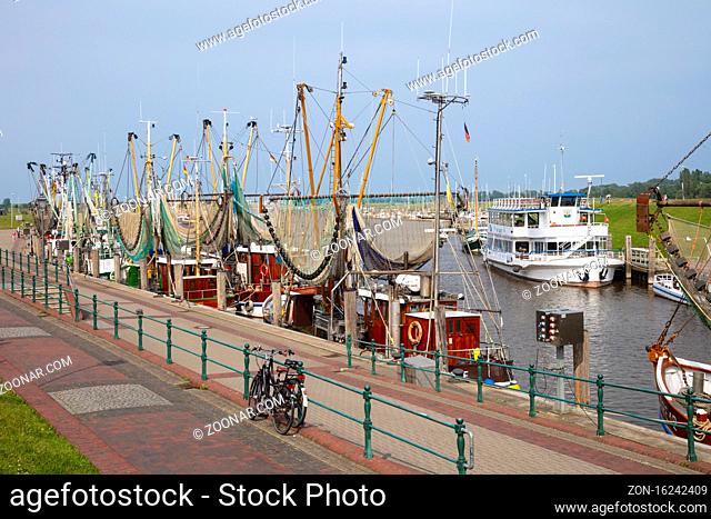 Krabbenkutter im Hafen, Greetsiel, Krummhoern, Ostfriesland, Niedersachsen, Deutschland, Europa