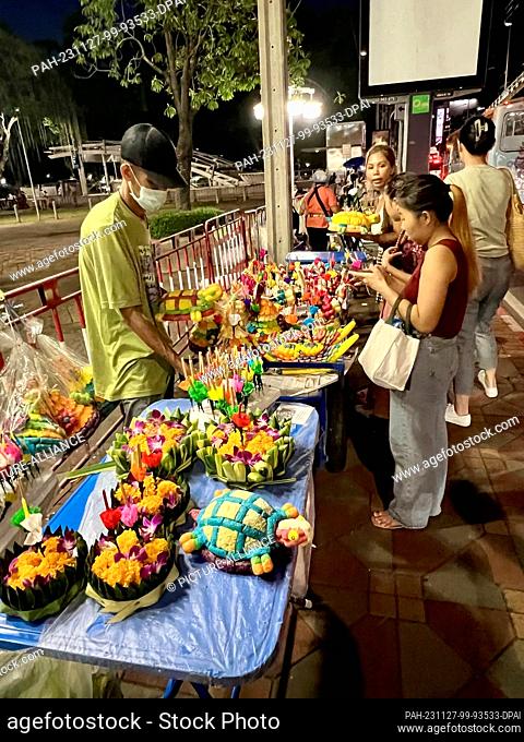 27 November 2023, Thailand, Bangkok: Thais buy the so-called Krathong, small rafts made from banana trees or expanded polystyrene with flowers