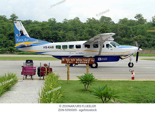 Ein Flugzeug der Kan Air auf dem Flugplatz in Pai im norden von Thailand in Suedostasien