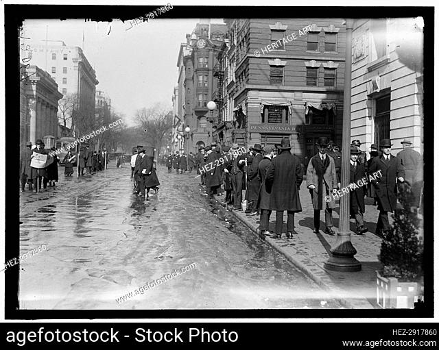 Street scene, near G Street, Washington, D.C., between 1913 and 1918. Creator: Harris & Ewing