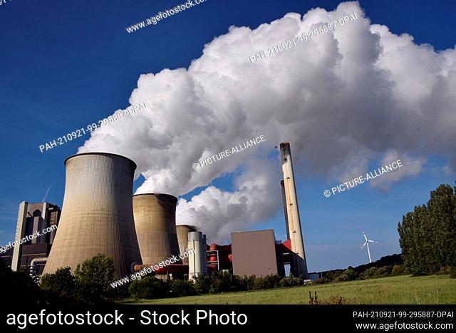 19 September 2021, North Rhine-Westphalia, Weisweiler: Thick smoke, water vapour comes out of the cooling towers of the lignite-fired power plant Weisweiler of...