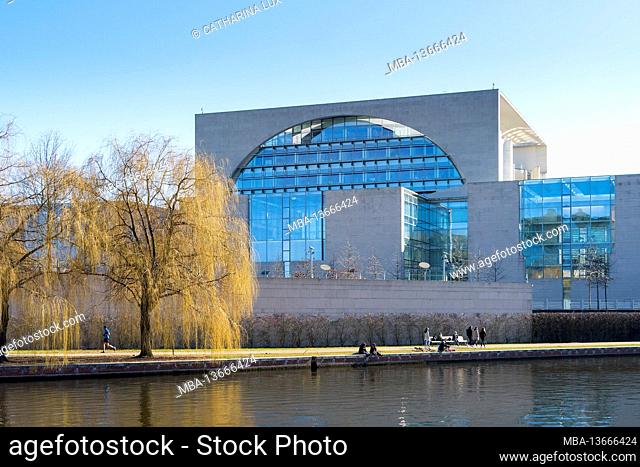 Berlin, Tiergarten, riverside promenade, view over the Spree to the Federal Chancellery