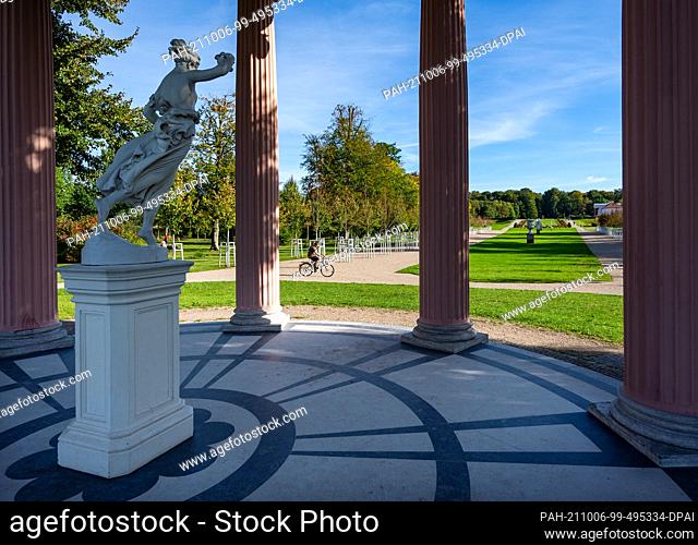 01 October 2021, Mecklenburg-Western Pomerania, Neustrelitz: View of the Hebe temple in the castle park with the copy of the famous sculpture of the Hebe by...