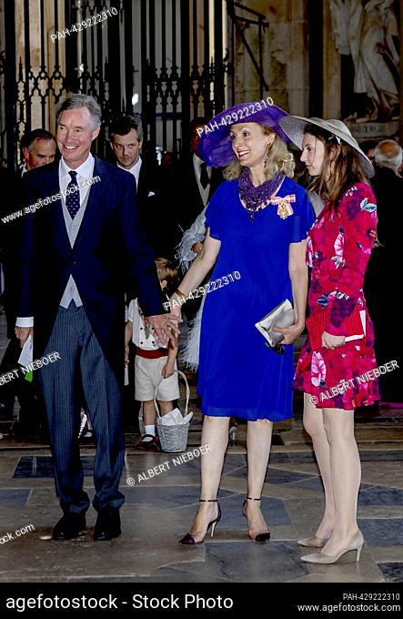 Prince Guillaume en Princess Sibilla de Luxemburgo y Princess Charlotte Wilhelmine Maria da Gloria de Nassau llegan al Basílica Palacio de Mafra