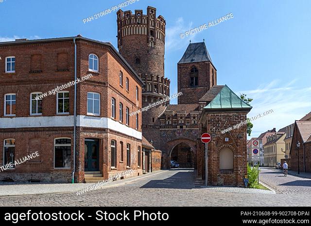 05 June 2021, Saxony-Anhalt, Tangermünde: The best preserved town gate of Tangermünde is the Neustädter Tor. The old town behind it attracts many tourists every...