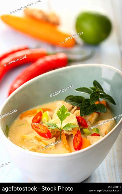 thailändische Tom Kha Gai Suppe auf Holz