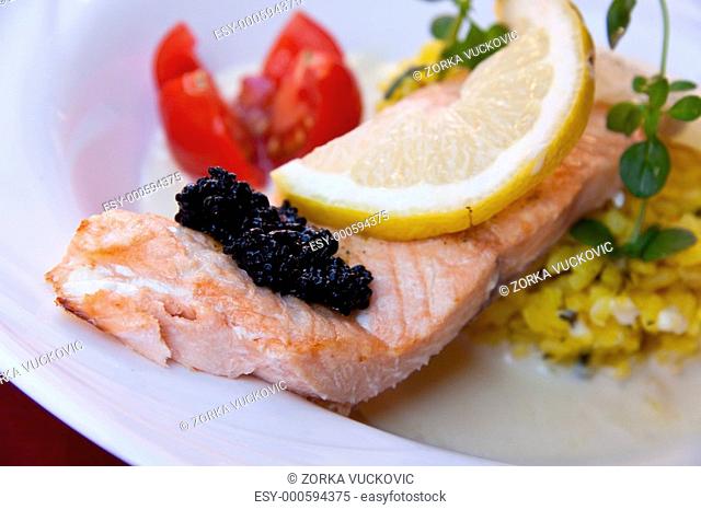 Lachs, gegrillt-mit Kaviar