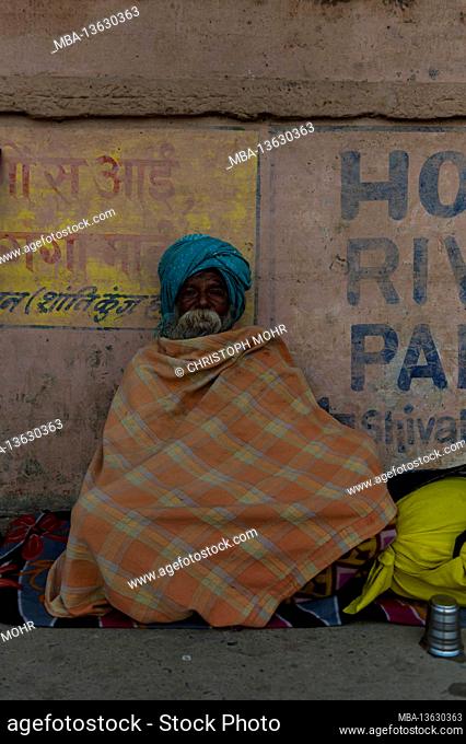 India, Varanasi, scenes at Dasaswamedh Ghat, beggars, blanket, wrapped