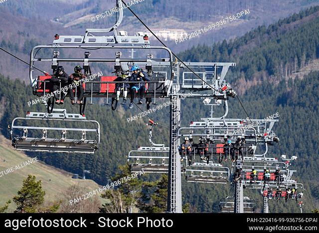 16 April 2022, Hessen, Willingen: Cyclists have their mountain bikes transported up the Ettelsberg in the K1 chairlift at Köhlerhagen