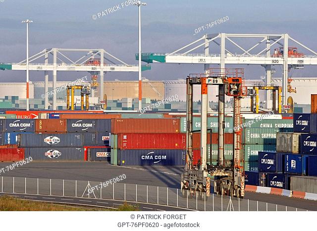 EQUIPMENT FOR LOADING CONTAINERS ONTO THE SHIPS, TERMINAL OF FRANCE PORT 2000, COMMERCIAL PORT, LE HAVRE, NORMANDY, FRANCE