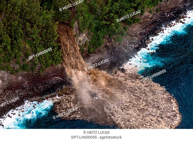 EXCEPTIONAL FLASH FLOOD CAUSED BY THE HEAVY RAINS POURING INTO THE OCEAN, BIG ISLAND, HAWAII, UNITED STATES, USA