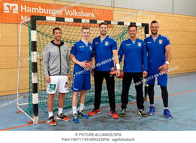 17 July 2019, Hamburg, Hambug: Handball, 2nd Bundesliga, HSV Hamburg, training kick-off season 2019/2020 in the Volksbank Arena: Coach Torsten Jansen (l-r) is...