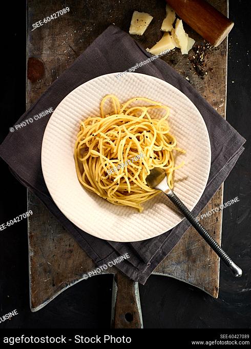 Plate of spaghetti cacio and black pepper