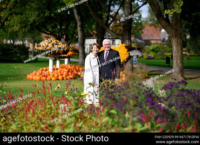 29 September 2022, Brandenburg, Beelitz: German President Frank-Walter Steinmeier and his wife Elke Büdenbender stand among flower beds and pumpkins during a...