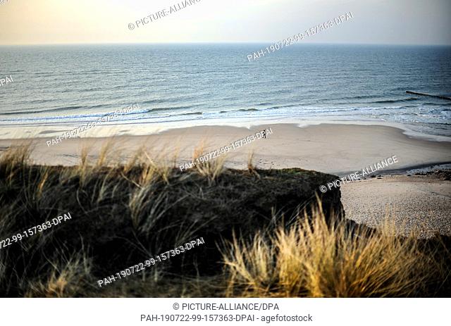 18 February 2019, Schleswig-Holstein, Sylt: View over the dunes to the beach of Sylt. Sylt is the largest North Frisian island in Germany