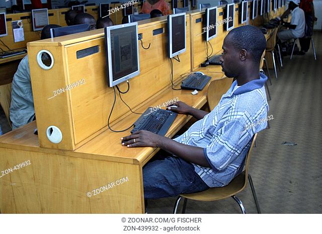 Junger Mann beim Surfen im Interncafé, Internetcafé Busyinternet, dem grössten privaten Anbiter von Internetdienstleistungen in Afrika, Accra