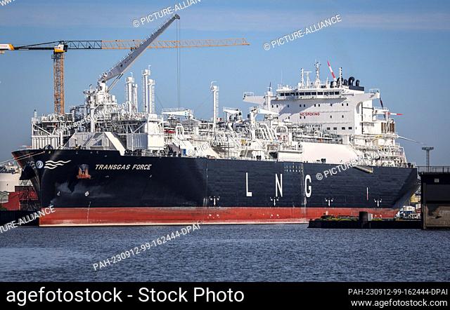 05 September 2023, Bremen, Bremerhaven: The LNG terminal vessel Transgas Force is moored in Kaiserhafen Drei at the Lloyd shipyard in Bremerhaven