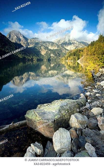 Saint Maurici lake, Aigüestortes national park, Lerida province, Catalonia, Pyrenees, Spain