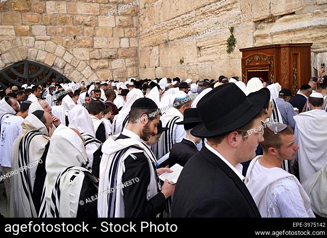 Miles de judíos acuden a orar al muro de las Lamentaciones de Jerusalén, durante la bendición sacerdotal denominada “Birkat Kohanim” (bendición de los Cohanim)
