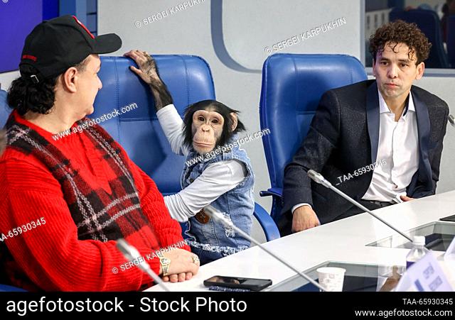 RUSSIA, MOSCOW - 20 de diciembre de 2023: Gia Eradze, directora artística del Real Círculo de Gia Eradze, Luna el Chimp y el tamer animal Murad Khydyrov (L-R)...