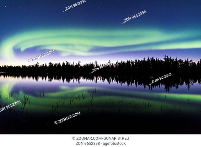 Nordlicht (Aurora borealis) spiegelt sich in einem Waldsee, Norrbotten, Lappland, Schweden, September 2016
