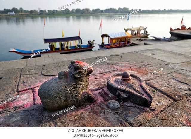 Shiva's mount Nandi and lingam phallic symbol on the Narmada river, Ahilya Fort, Maheshwar, Madhya Pradesh, India, Asia