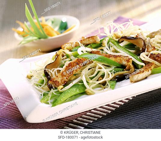 Fried rice noodles with meat, peppers & sprouts (China)
