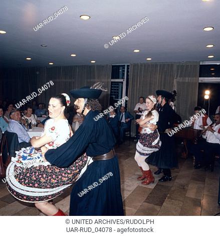 Ein Folkloreabend mit ungarischer Volksmusik, Ungarn 1984. A folklore evening witn Hungarian folk music, Hungary 1984