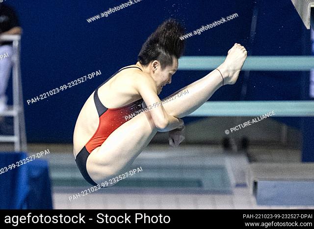 23 October 2022, Berlin: Water diving: World Cup, Decision, Artistic Jumping 3 m, Women: Yiwen Chen from China in action. She took the second place