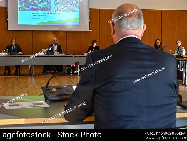 15 November 2022, Brandenburg, Frankfurt (Oder): Dietmar Woidke (with his back to the camera, SPD), Minister President of the State of Brandenburg and René...