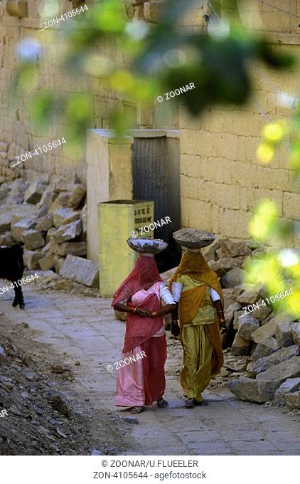 Frauen bei Bauarbeiten in Jaisalmer in Rajasthan in Indien in Asien