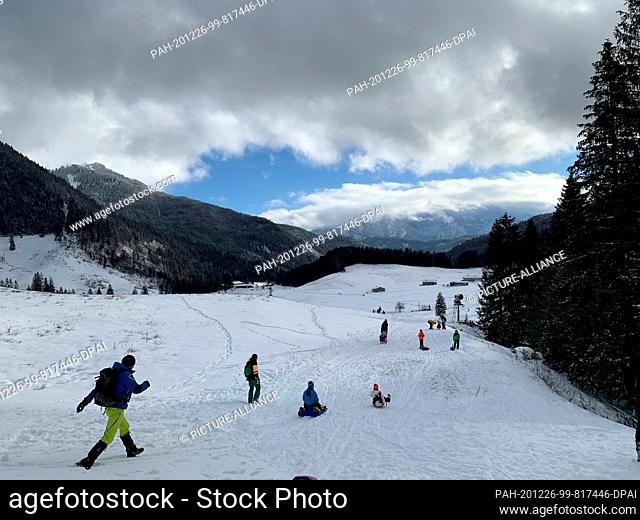 26 December 2020, Bavaria, Spitzingsee: Tobogganers and hikers are out and about in the Spitzingsee ski area. Since the lifts are at a standstill in the...