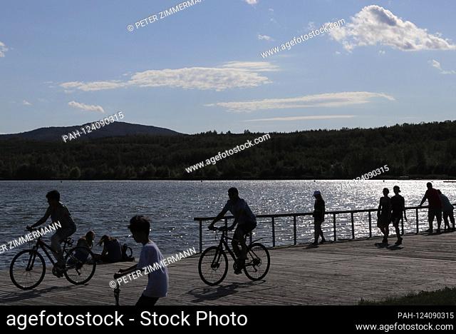 Vacationers in versuslicht at Olbersdorfer See near Zittau (Saxony) on August 18, 2019. The artificial lake is an open pit lake in the area of the municipality...