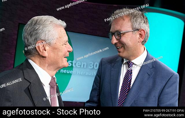 05 July 2021, Saxony, Mittweida: Former Federal President Joachim Gauck (l) talks to the director of the Saxon State Agency for Civic Education, Roland Löffler