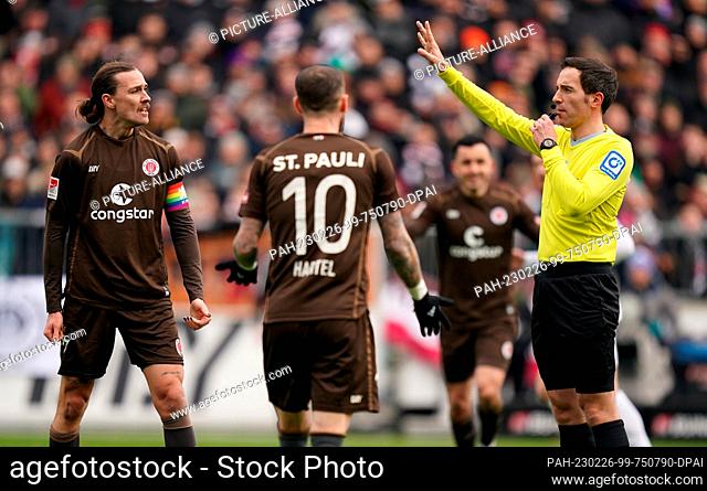 26 February 2023, Hamburg: Soccer: 2nd Bundesliga, Matchday 22, FC St. Pauli - Hansa Rostock, at Millerntor Stadium. St. Pauli's Jackson Irvine (l-r) and St