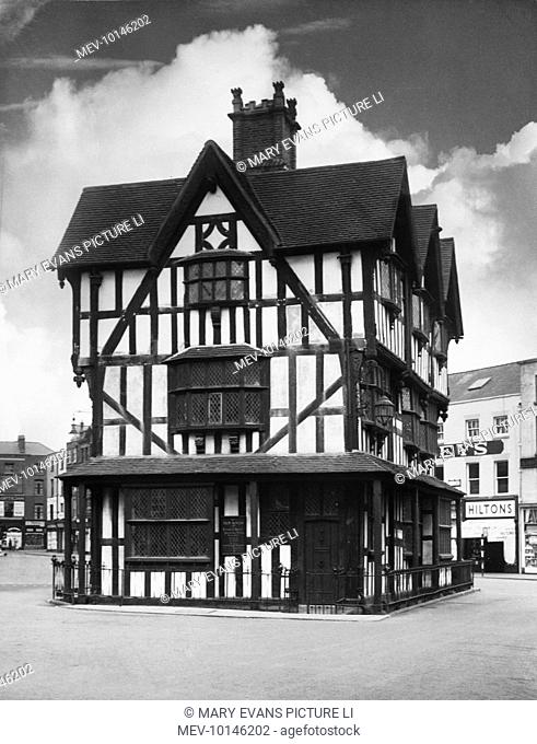 black and white house hereford
