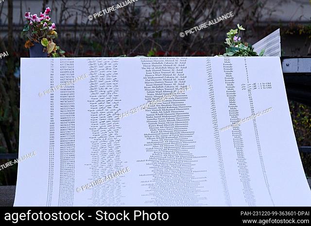 20 December 2023, Berlin: A meter-long roll of paper is supposed to show a list of names of people killed in the Gaza Strip