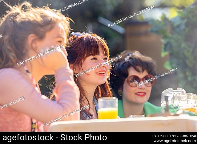 28 April 2022, North Rhine-Westphalia, Hülchrath: EXCLUSIVE - Rocio Luz (l-r), Ella Lee and Hanna Plaß, actresses, photographed during filming of the 2nd season...
