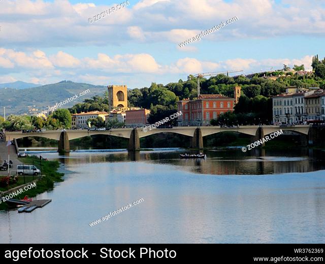 Blick von der Ponte Vecchio auf den Arno, Florenz, Toskana, Italien