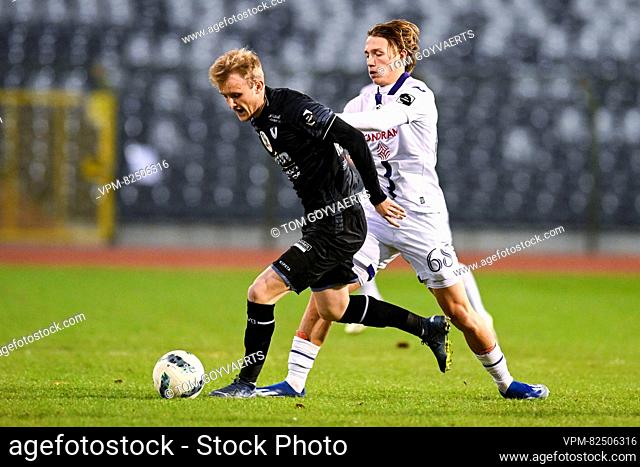 Oostende's Ewan Henderson and RSCA Futures' Luca Monticelli pictured in action during a soccer match between RSCA Futures (u21) and KV Oostende