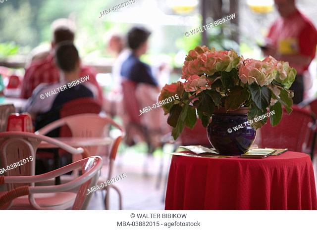 Italy, Kampanien, Amalfiküste, Positano, cafe, detail, guests, flowers, fuzziness, South-Italy, destination, tourism, gastronomy, pub, tables, chairs, people