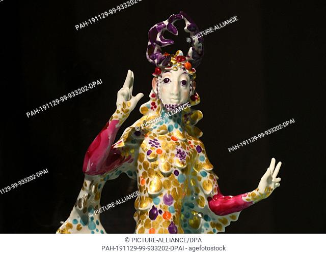 28 November 2019, North Rhine-Westphalia, Duesseldorf: A fairytale porcelain figure by Meissen (partial view) stands in a glass showcase in the exhibition...