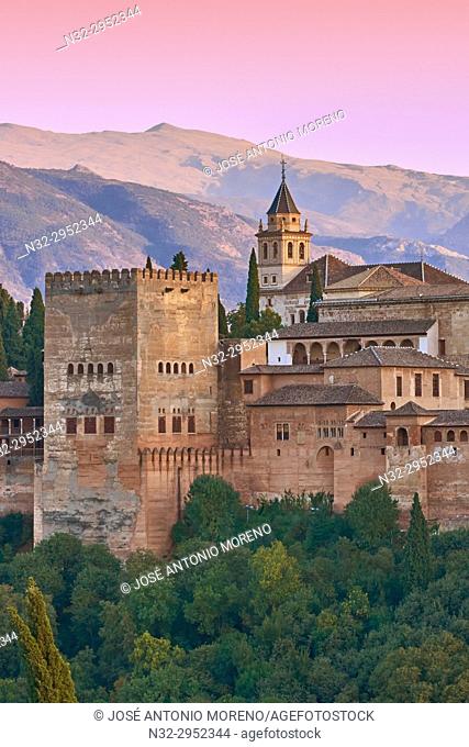 Alhambra, UNESCO World Heritage Site, Albaicin, Sierra Nevada and la Alhambra at Sunset, Granada, Andalusia, Spain