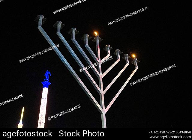 07 December 2023, Baden-Württemberg, Stuttgart: A Hanukkah candelabra stands on Schlossplatz during the ceremonial lighting of the first Hanukkah light; the...