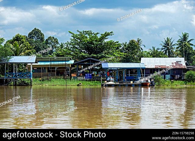 Dorf Abai (Abai village) am Ufer des Kinabatangan Flusses, Kinabatangan Flussebene, Sabah, Borneo, Malaysia / Abai village at the Kinabatangan river side