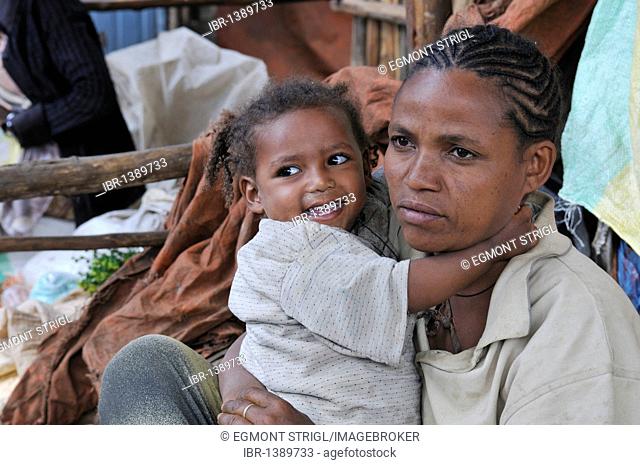 Ethiopian mother with baby, small girl, market of Arsi Negelle, Oromia, Ethiopia, Africa