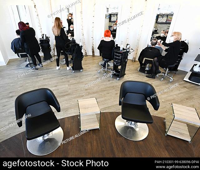 01 March 2021, Hessen, Seeheim-Jugenheim: At the ""Schick Friseure"" salon, customers have their hair cut by master hairdressers