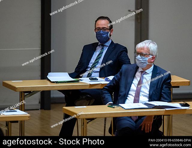 09 April 2020, Saxony, Dresden: Hartmut Vorjohann (CDU, r.), Minister of Finance of Saxony, and Sebastian Gemkow (CDU), Minister of Science of Saxony