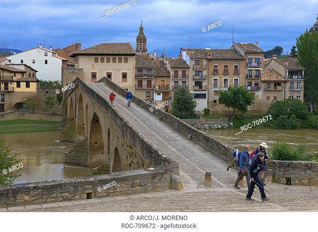 Puente la Reina, Gares, Pilgrims, Medieval bridge, River Arga, Camino de Santiago, pilgrims way, Way of St James, Navarre, Spain, Europe
